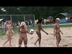 คลิป18กลุ่มสาวฝรั่งแก้ผ้าโป๊เปลือยถอดหมดอวดหีโชว์นมเล่นวอลเลย์บอลชายหาด เห็นแล้วชื่นใจ อิอ