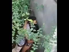 แอบส่องมุมสูงแอบถ่ายหนุ่มสาวกัมพูชายืนเย็ดกันข้างกำแพง