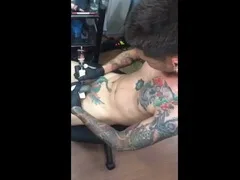 คลิปหลุด หนุ่มช่างสัก นั่งสักควยตัวเอง โดนแอบถ่ายไม่รู้ตัว