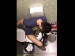 แอบถ่ายควย ดิว เดอะสตาร์ 9 ดาราไทยนั่งขี้ในห้องน้ำชาย หลุดคาโถส้วม