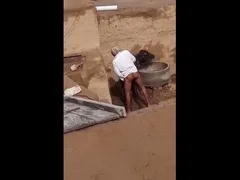 แอบดูคนแก่เย็ดกับควาย ควายหรือวัวกระทิงก็ไม่รู้ แต่ถ่ายคลิปวิดีโอไว้ได้ทันพอดี ยืนกระเด้าก