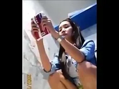 คลิปหลุดแอบถ่ายหีดาราไทย มิน พีชญา นั่งฉี่ในห้องน้ำหญิงมหาวิทยาลัย ตอนเป็นนักศึกษา เอาทิชช