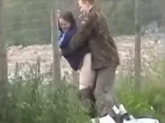 แอบถ่ายรัสเซียของจริง ผัวเมียขี้เมาหนุ่มใหญ่สาวใหญ่ยืนเย็ดกันท่าหมาริมรั้วข้างทางแบบไม่อาย