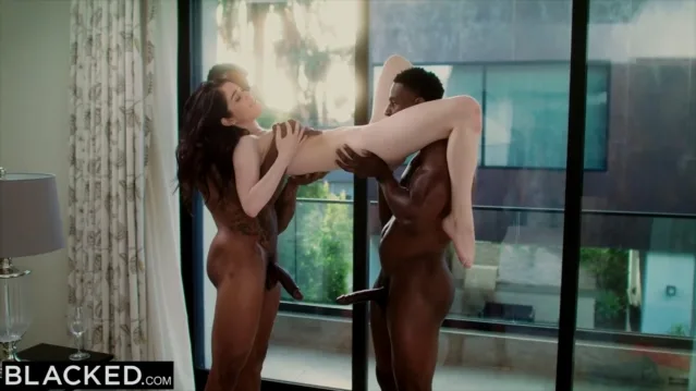 รักผมต้องรักเพื่อนผมด้วย ชวนแฟนมาเย็ดที่บ้านพูลวิลล่า เพื่อนสนิทเดินมาขอแจมด้วย